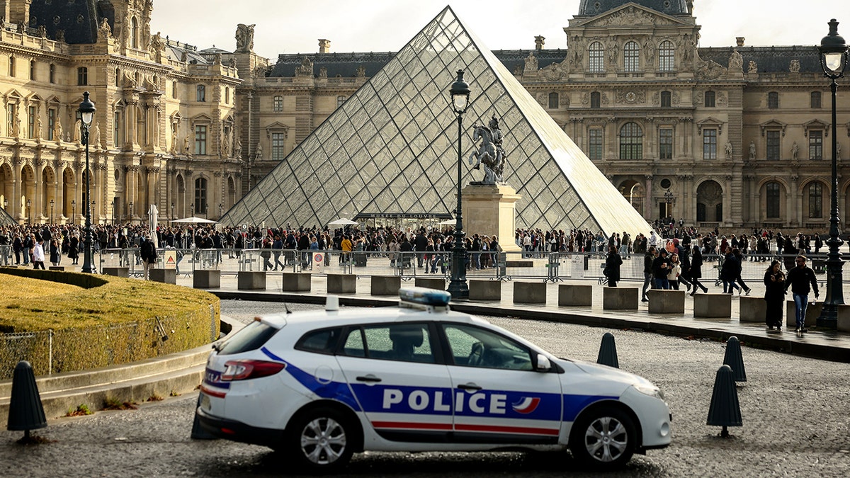paris-louvre-paris-car-museum.jpg