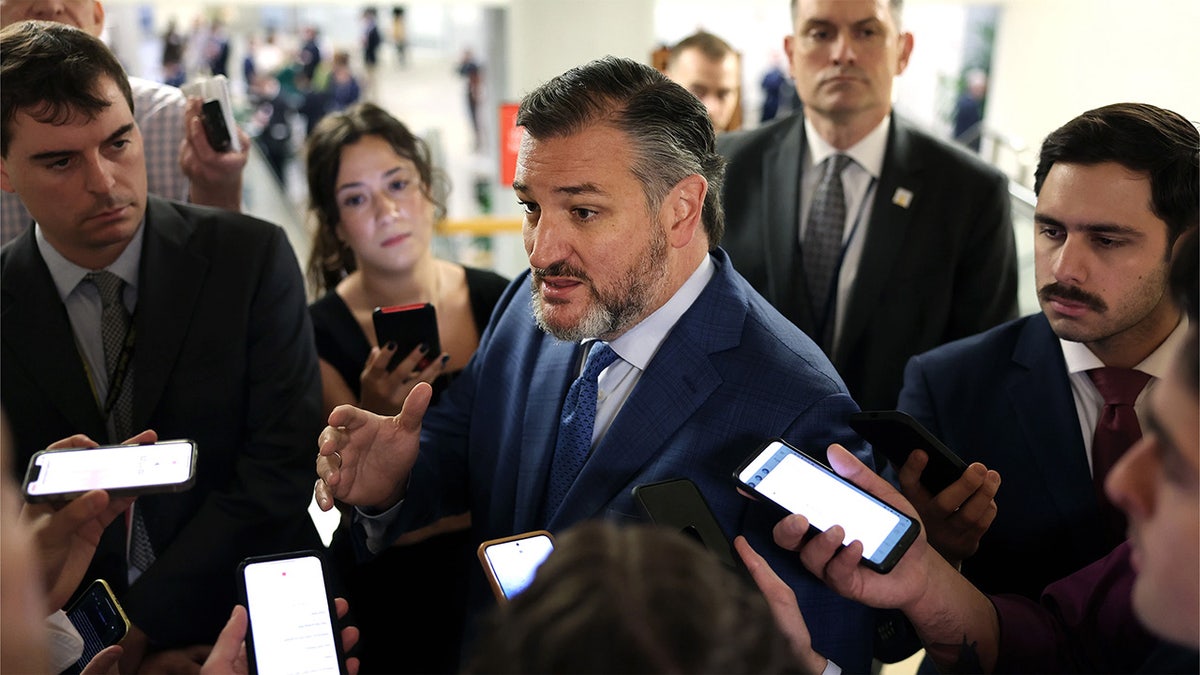 sen-ted-cruz-in-hallway.jpg