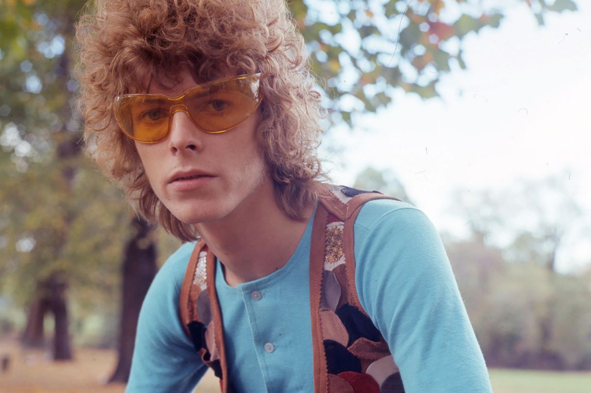 ‘David Bowie has no eyebrows and takes off his hat to show us he’s bald – he has cancer’