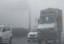 Dense Fog Blankets Delhi with AQI on Brink of Severe at 384