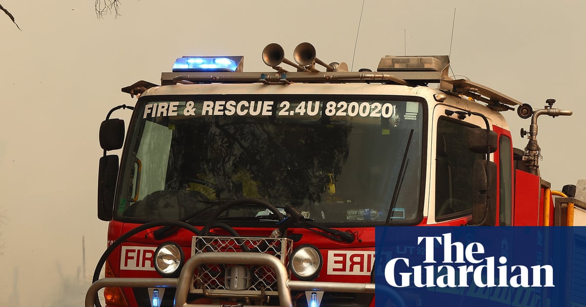 Farmer helping battle WA bushfire dies after tree falls on car, amid heatwave warnings in multiple states