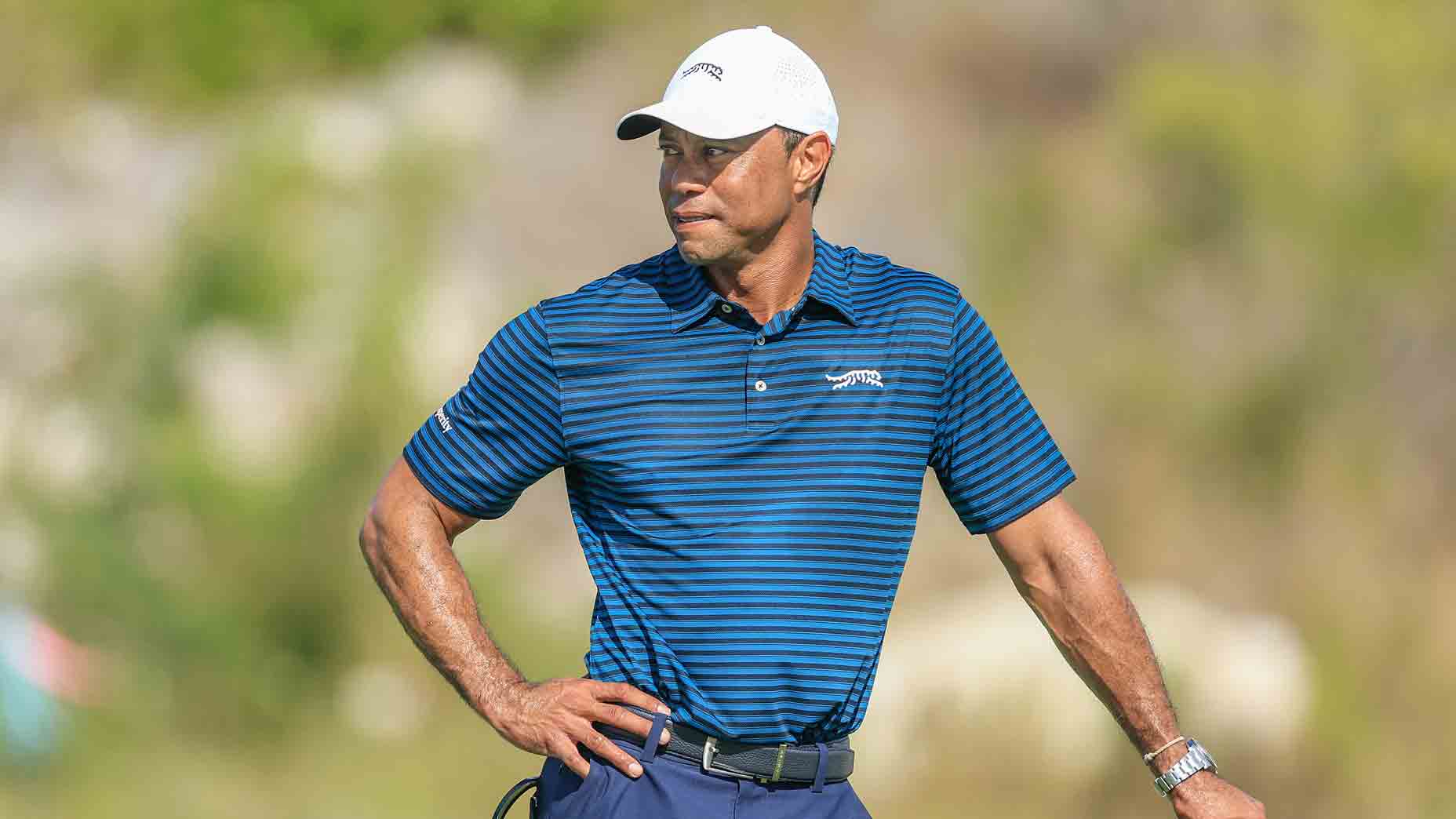 Tiger Woods grabs a putter — and explains why he looks like he’s ‘punching’