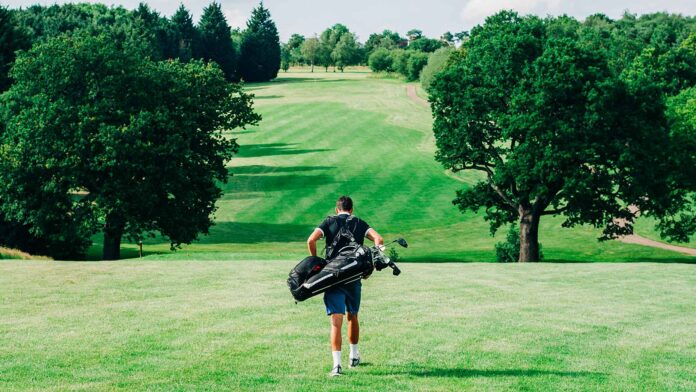 golfers-walks-fairway.jpg