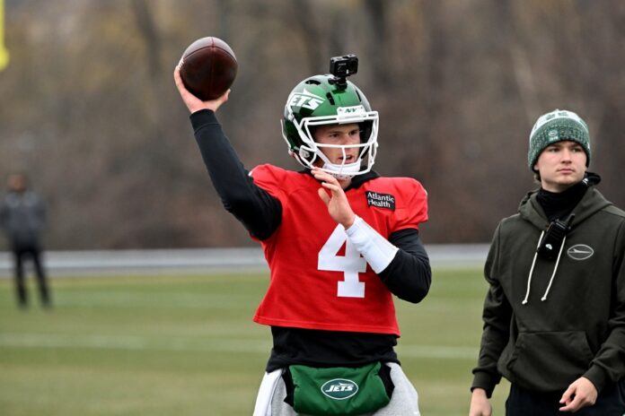 jets-quarterback-brady-cook-4-117111376.jpg