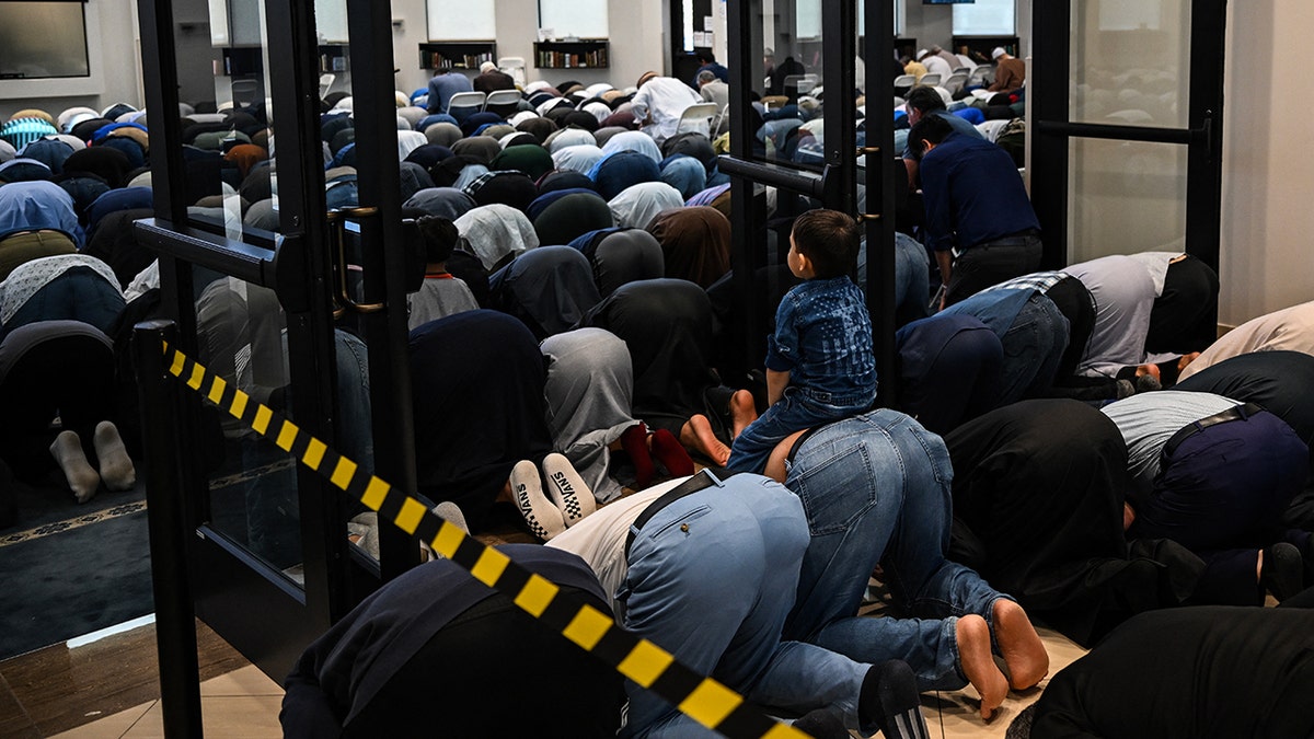 muslim-men-praying-in-texas.jpg