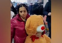 La mamma del bimbo in attesa di un cuore in ospedale con un grande orso di peluche