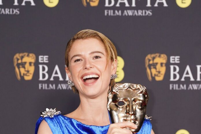 1_Jessie-Buckley-poses-with-the-leading-actress-award-for-Hamnet-during-the-79th-British-Academy-Film-Awards-Ian-WestPA.jpg