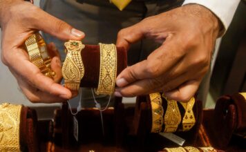 AP: Auto Driver Returns Passenger’s Suitcase with Gold