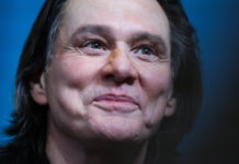 Jim Carrey’s Awards Show Appearance Has People Joking He’s Been Cloned