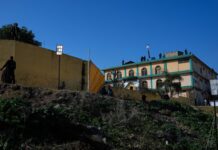 4 suspects arrested after bombing at Pakistan mosque leaves 31 dead