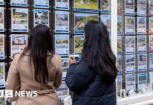 Average house price tops £300,000 for first time, says Halifax