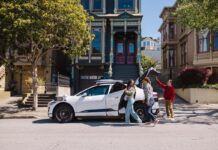 DoorDashers are getting paid to close Waymo’s self-driving car doors