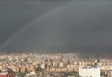 Beirut, l’arcobaleno dopo le bombe: un arco colorato sopra le colonne di fumo