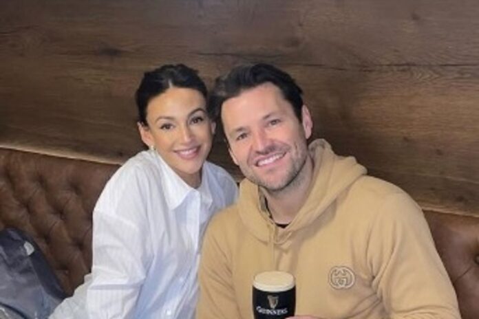 2_Mark-Wright-and-Michelle-Keegan-all-smiles-in-defiant-appearance-after-burglary.jpg