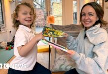 Screen time for under-fives should be limited to one hour a day, parents told