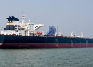 Iran supertanker pushes through strait for China