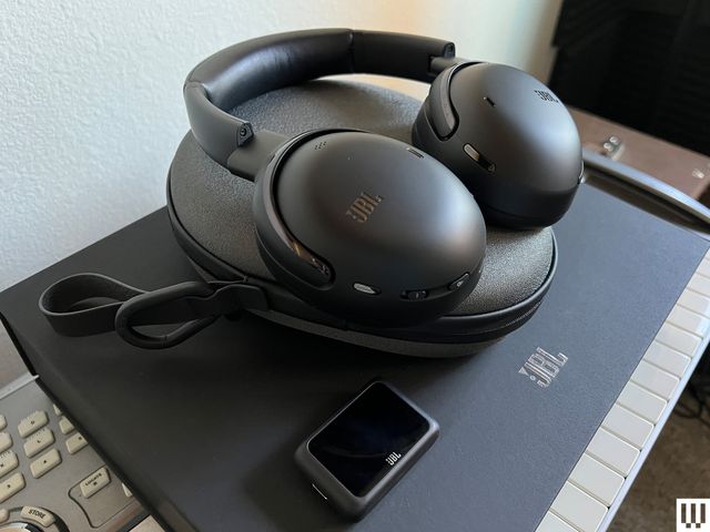JBL-Tour-One-M3-Headphones_HeadPhone_Photo-SOURCE-Ryan-Waniata.jpg
