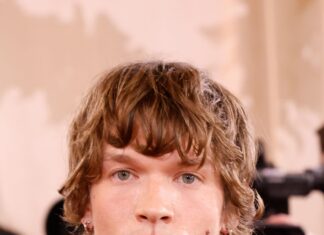 Why Are Hunks Like Rob Rausch Shilling Beauty Products for Women?