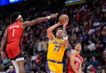 Lakers push winning streak to six games with victory over Rockets