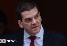 Top Foreign Office official to leave post after Mandelson vetting row