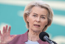 Von der Leyen under fire over ‘double standards’ (PHOTOS/VIDEO)