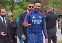 New York mayor wears Arsenal kurta during Eid prayers