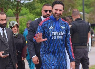 New York mayor wears Arsenal kurta during Eid prayers