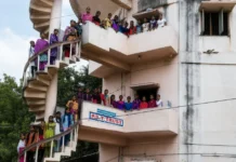 He Quit His Corporate Job to Teach Watchmen’s Children for Free. Now, They’re Engineers Earning Rs 20 Lakh a Year