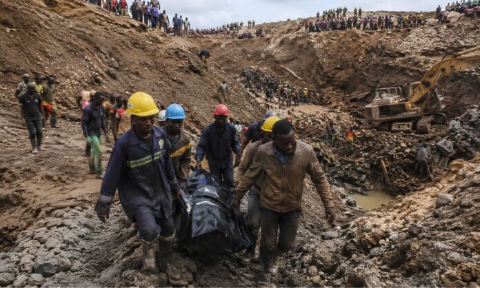 2044238-rescue-operations-after-an-illegal-gold-mine-collapsed-in-angola.jpg
