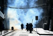 صور| اشتباكات بين الشرطة ومحتجين قطعوا الطرق في بوليفيا