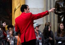 Capitol Tour Guide Keeps Pointing Out Hidden Spots With Uninterrupted Sight Lines