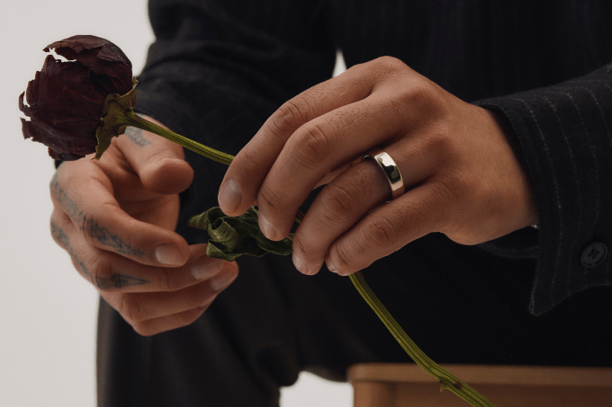 Oura_Ring_5_Lifestyle-2_Gold.png