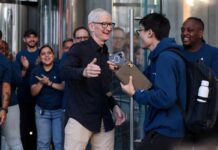Apple shares pop 4% as shoppers race to buy updated iPhones, MacBooks