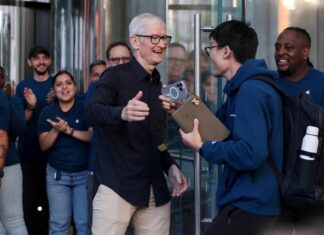 Apple shares pop 4% as shoppers race to buy updated iPhones, MacBooks