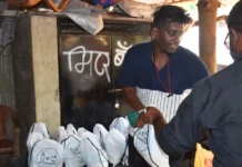 This Mumbai Man’s Simple Plastic-for-Food Idea Has Helped Serve 45000 Warm Meals