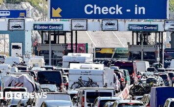 Bank holiday travellers face huge queues as UK braces for heatwave
