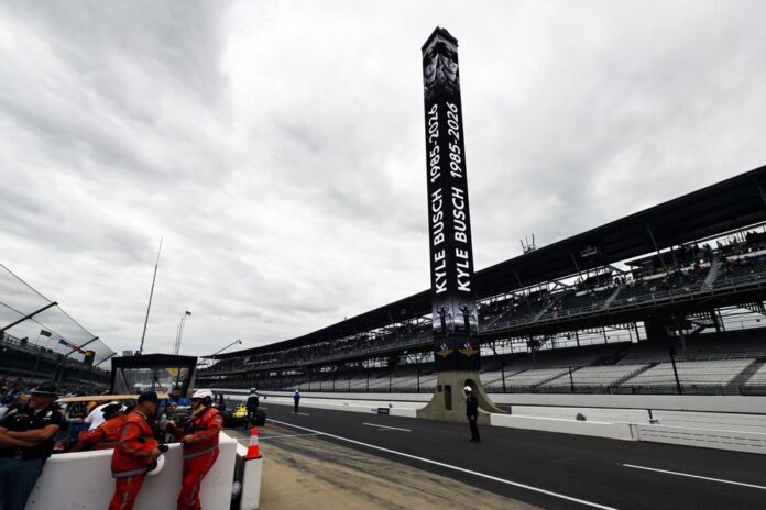 indy-500-pays-tribute-to-kyle-.jpg