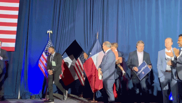 paxton-waving.gif