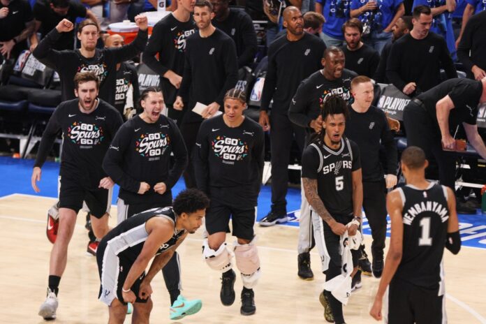 san-antonio-spurs-reacts-timeout-129258109.jpg