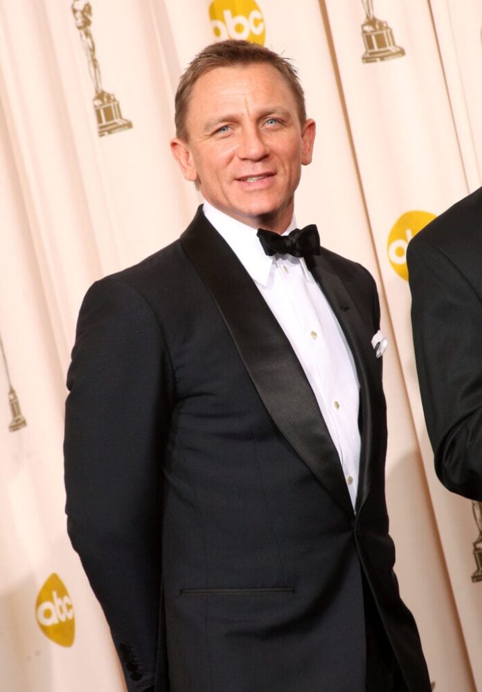 0612_danielcraig_01-713x1024.jpg