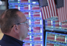 Oil Prices Rise on Iran Concerns, Stocks Extend Tech-Led Rally