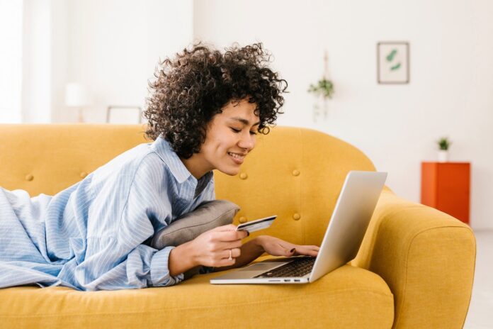 Woman-Credit-Card-Couch_Westend61.jpg