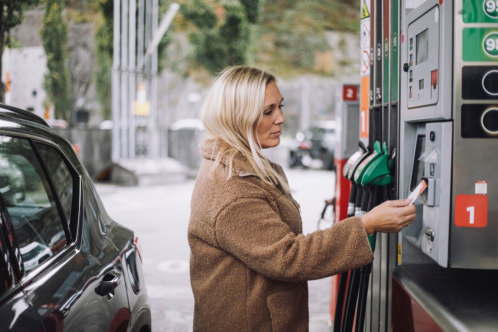 Woman-paying-for-gas-with-contactless-credit-car-payment-at-gas-station_Maskot.jpg