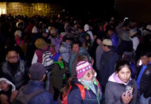 Hundreds brave freezing weather in La Paz to line up for affordable food