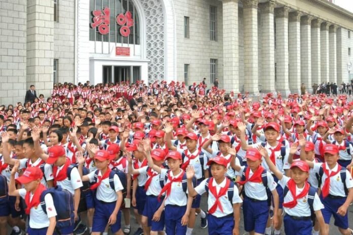 korean-childrens-union-delegates-arrive-pyongyang-696x464.jpg