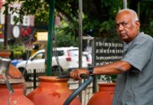 At 77, Delhi’s ‘Matka Man’ Serves Hundreds of People With Water, Meals & Dignity