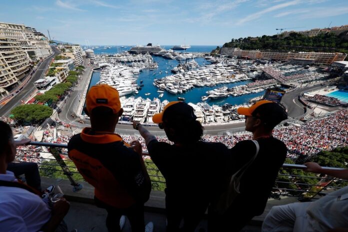 mclaren-fans-watch-from-a-balc.jpg