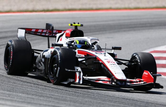 oliver-bearman-haas-f1-team.jpg