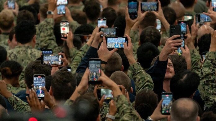 us-troops-smart-phone.jpeg