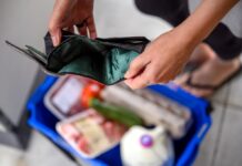 Number of pessimistic Americans preparing for finances to worsen hits four-year peak